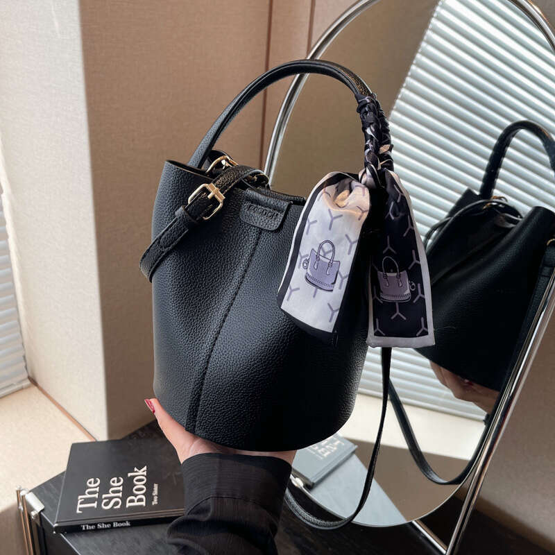 2025 New Women's Fashion Simple Shoulder Bag High Quality Design Handbag PU Commuter Hot Selg Bolsas Para Mujeres