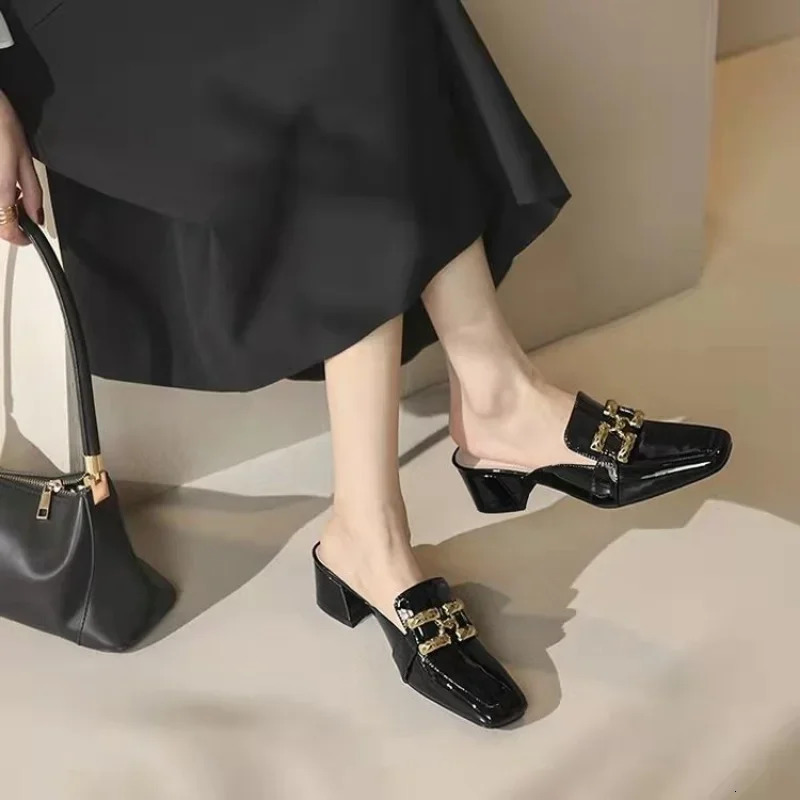 Fashion Cover Toe Chain Decoration Womens Half Slippers Outdoor Slides Med Heeled Mules Shoe 2024 Square Heel 241031
