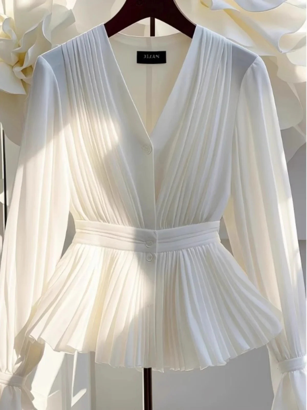 Autumn Korean Style Temperament Vneck Long sleeved Blouse Women Top Light Mature French y Slim White Shirt for 241031