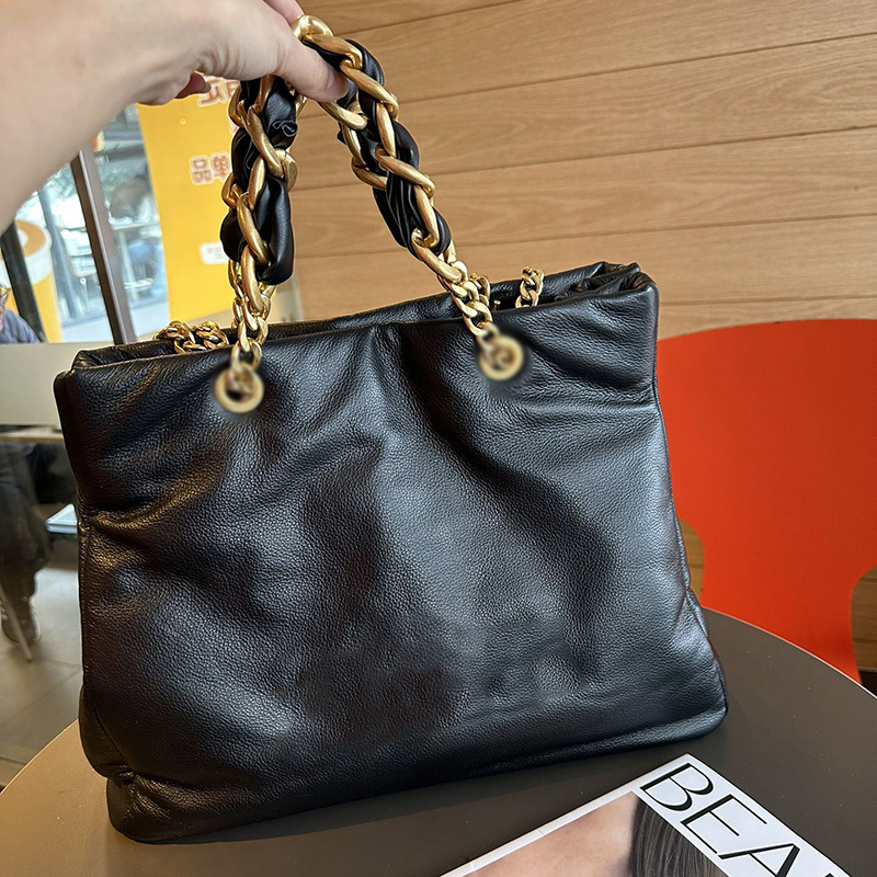 Womens Vintage Pre-fall Shopping Chain Totes Bags Letter Badge Gold Metal Hardware Crossbody Strap Handbags Large Capacity Outdoor Luggage 40x30cm