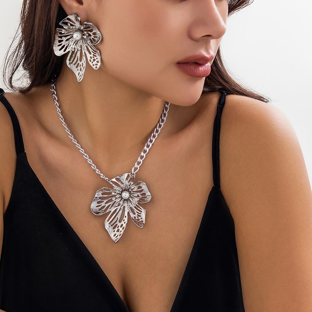 European and American Cross-border Jewelry Exaggerated Antique Style Large Flower Necklace for Women Niche Metal Chain Texture Hollow Flower Necklace