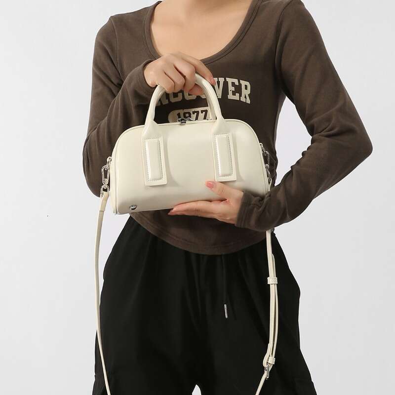 2024 New Niche Retro Commuting Handbag Women's Simple Fashion Single Shoulder Versatile Trendy Crossbody Bag