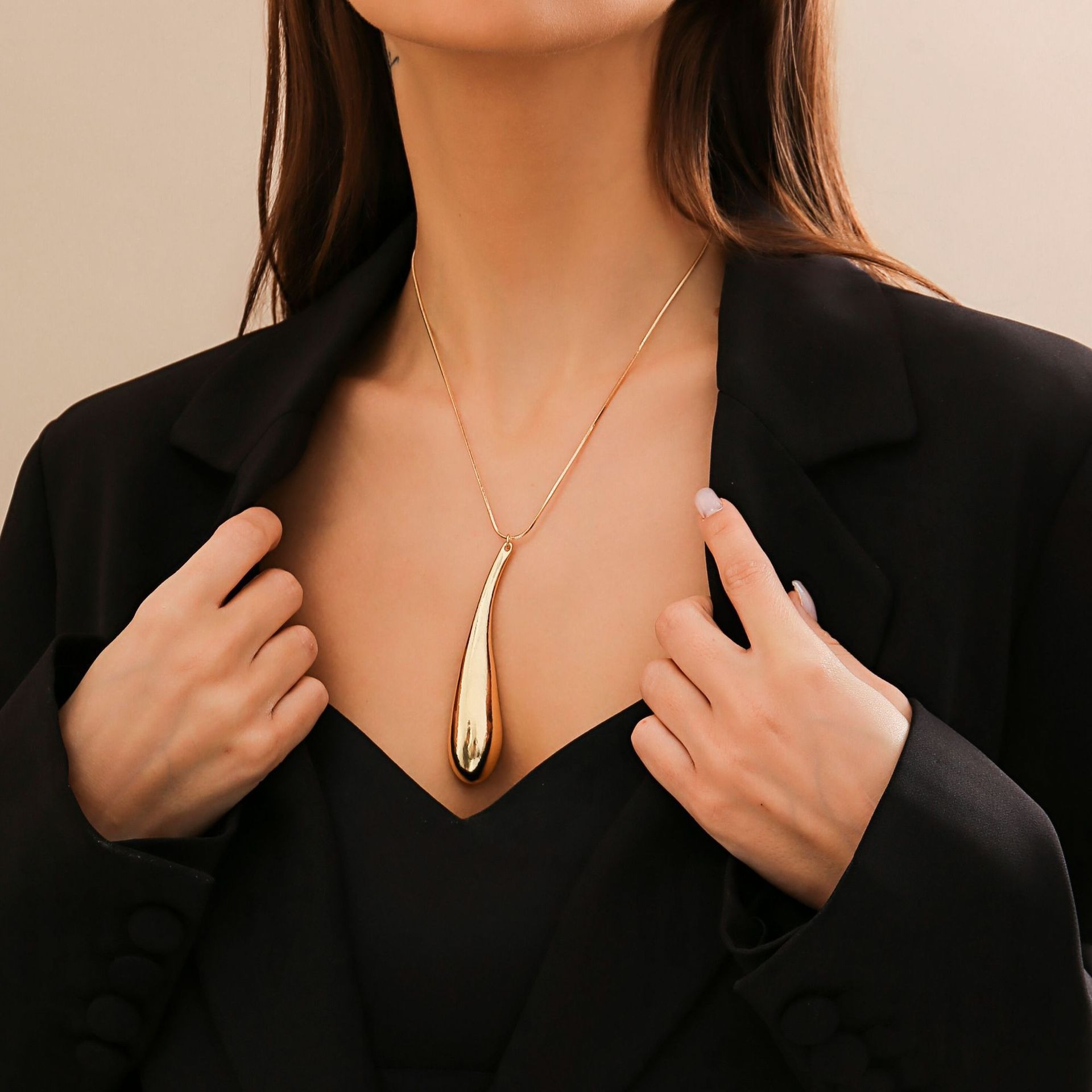 Amazon Hot Selling Accessories Empress Dowager Jewelry Necklace Women's Versatile High-end Niche Design Water Droplet Sweater Chain