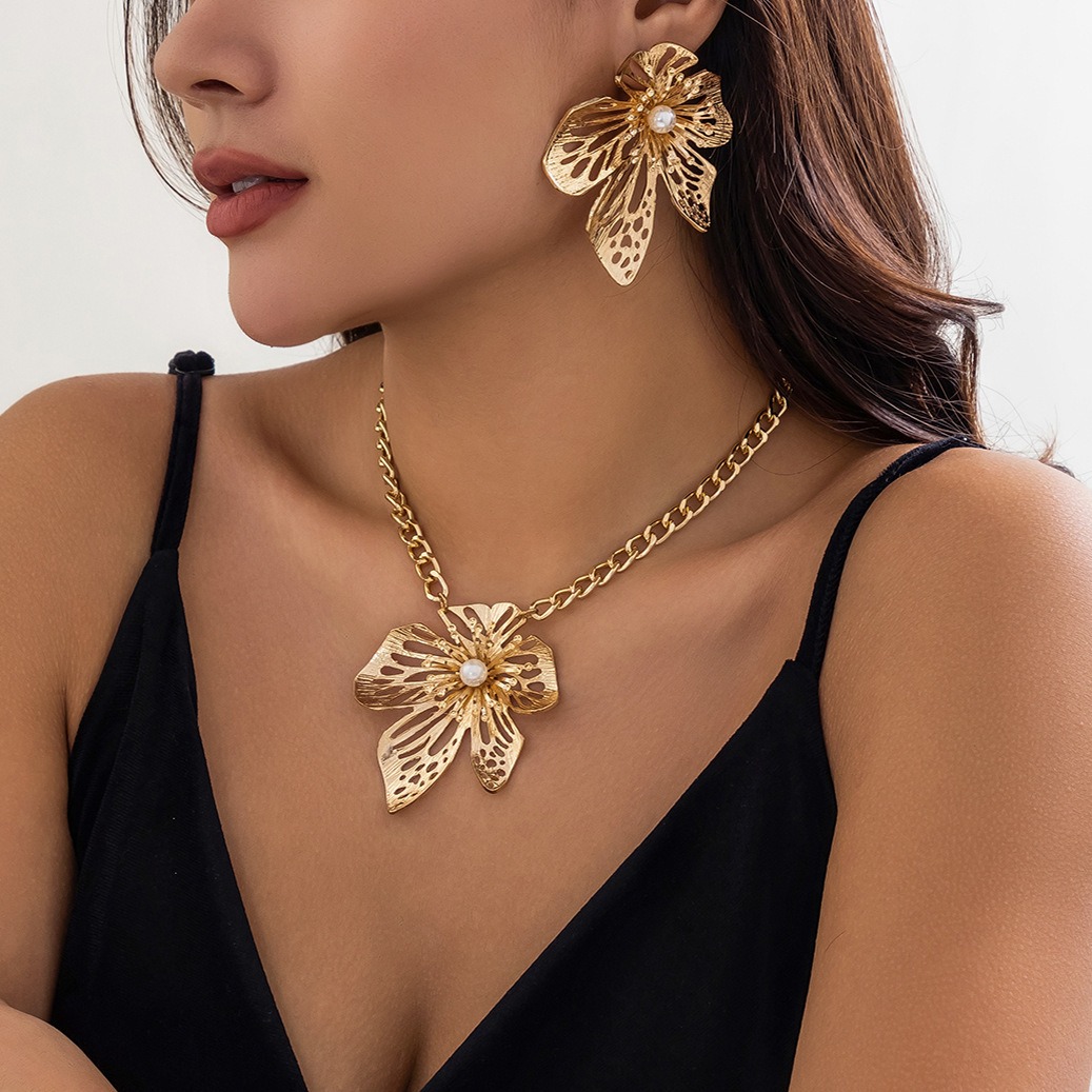 European and American Cross-border Jewelry Exaggerated Antique Style Large Flower Necklace for Women Niche Metal Chain Texture Hollow Flower Necklace