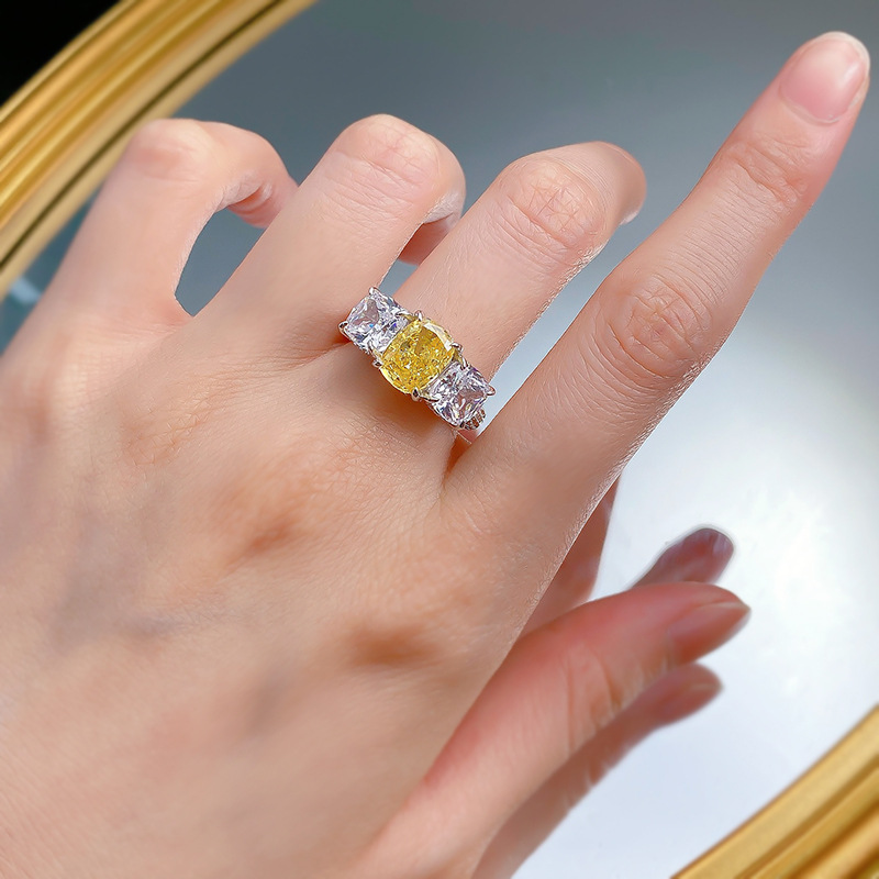 2024 Top-Selg Wedding Ring: 3-Stone Cushion Cut Yellow Moissanite Sterg Sier Bridal Ring dh910320090