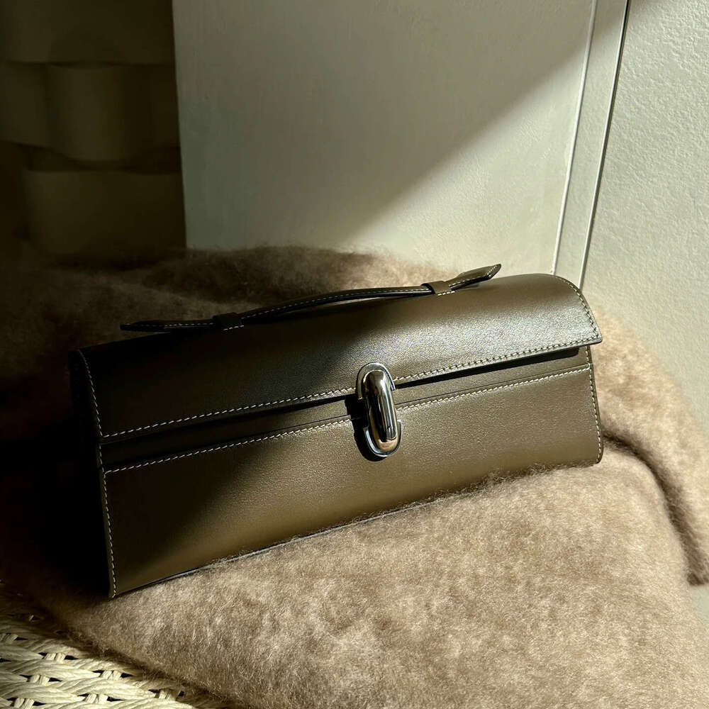 Chic Calfskin Handbag: Retro Style Genuine Leather Handheld Bag hot for Women