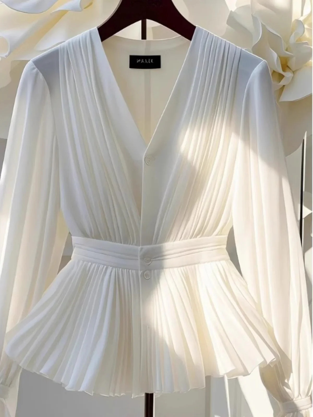 Autumn Korean Style Temperament Vneck Long sleeved Blouse Women Top Light Mature French y Slim White Shirt for 241031