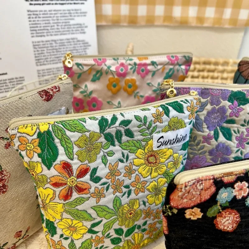 Ladies clutch makeup bag lipstick sanitary pad bag card holder floral embroidery makeup bag travel makeup bag 241031