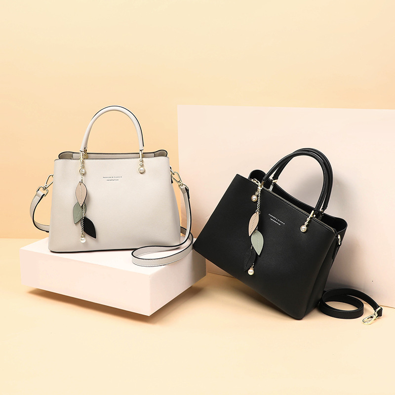 Bag women's versatile new handbag large capacity shoulder bag fashionable and high-end crossbody commuting bag
