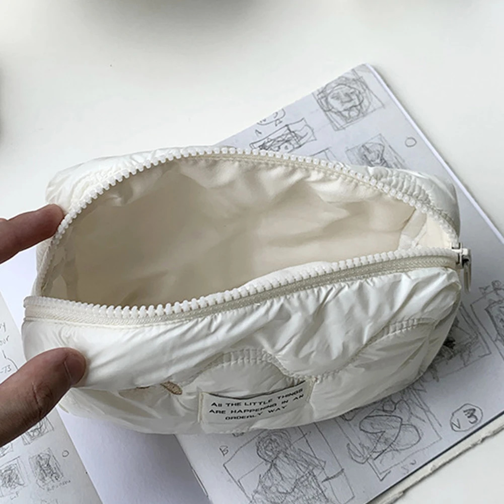 Womens makeup organizer bag embroidered rabbit cartoon makeup clutch with zipper used for toilet accessories 241031