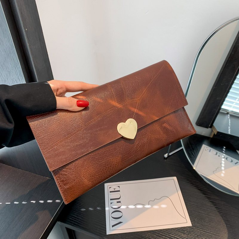 New designer fashionable multifunctional women's heart-shaped handbag, new gradient color splicing niche high-end texture envelope bag