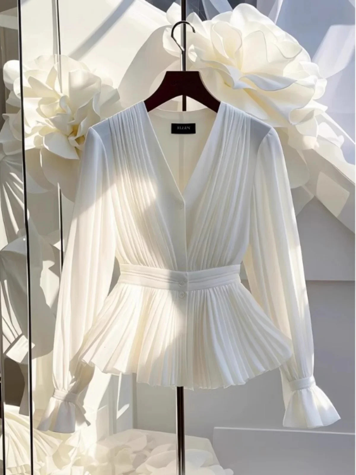 Autumn Korean Style Temperament Vneck Long sleeved Blouse Women Top Light Mature French y Slim White Shirt for 241031