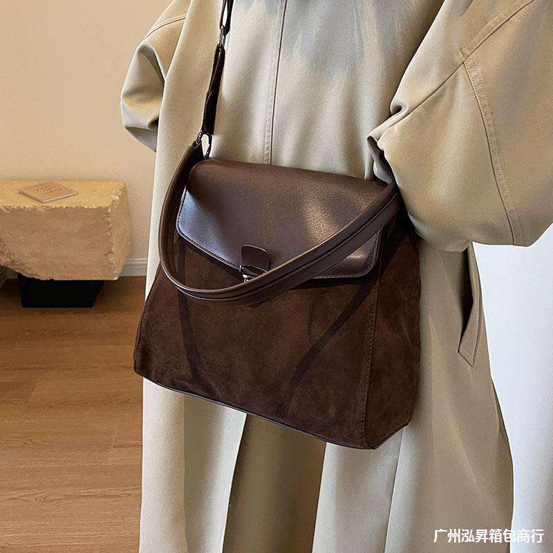 High-Grade Retro Large-Capacity Messenger Female 2024 New Joker One-Shoulder Underarm Commuter Bag
