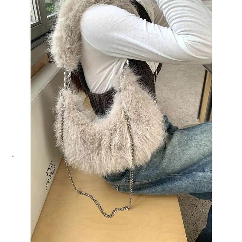 Niche Autumn And Winter New Super Soft Plush Shoulder Armpit Versatile Chain Portable Crossbody Furry Bag For Women 2023
