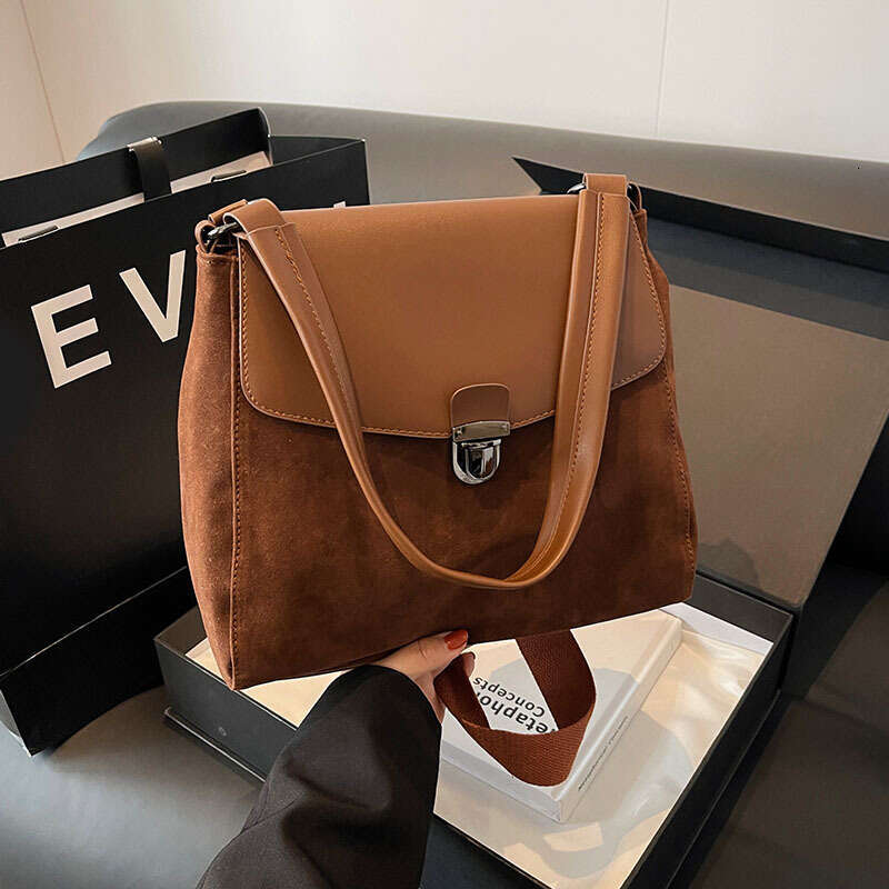 High-Grade Retro Large-Capacity Messenger Female 2024 New Joker One-Shoulder Underarm Commuter Bag