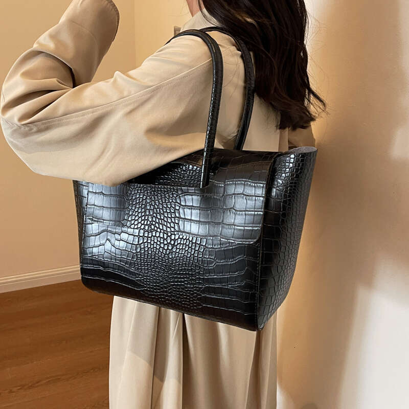 Crocodile Pattern Women Handbag With Short Handle Shoulder 2025 New Designer Large Capacity Travel Bag Trend Tote