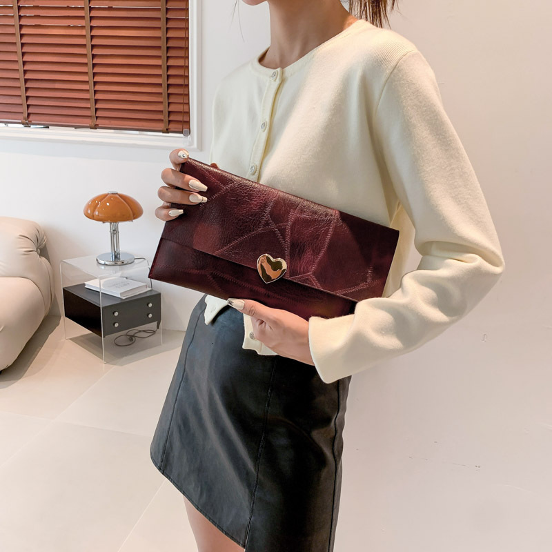 New designer fashionable multifunctional women's heart-shaped handbag, new gradient color splicing niche high-end texture envelope bag