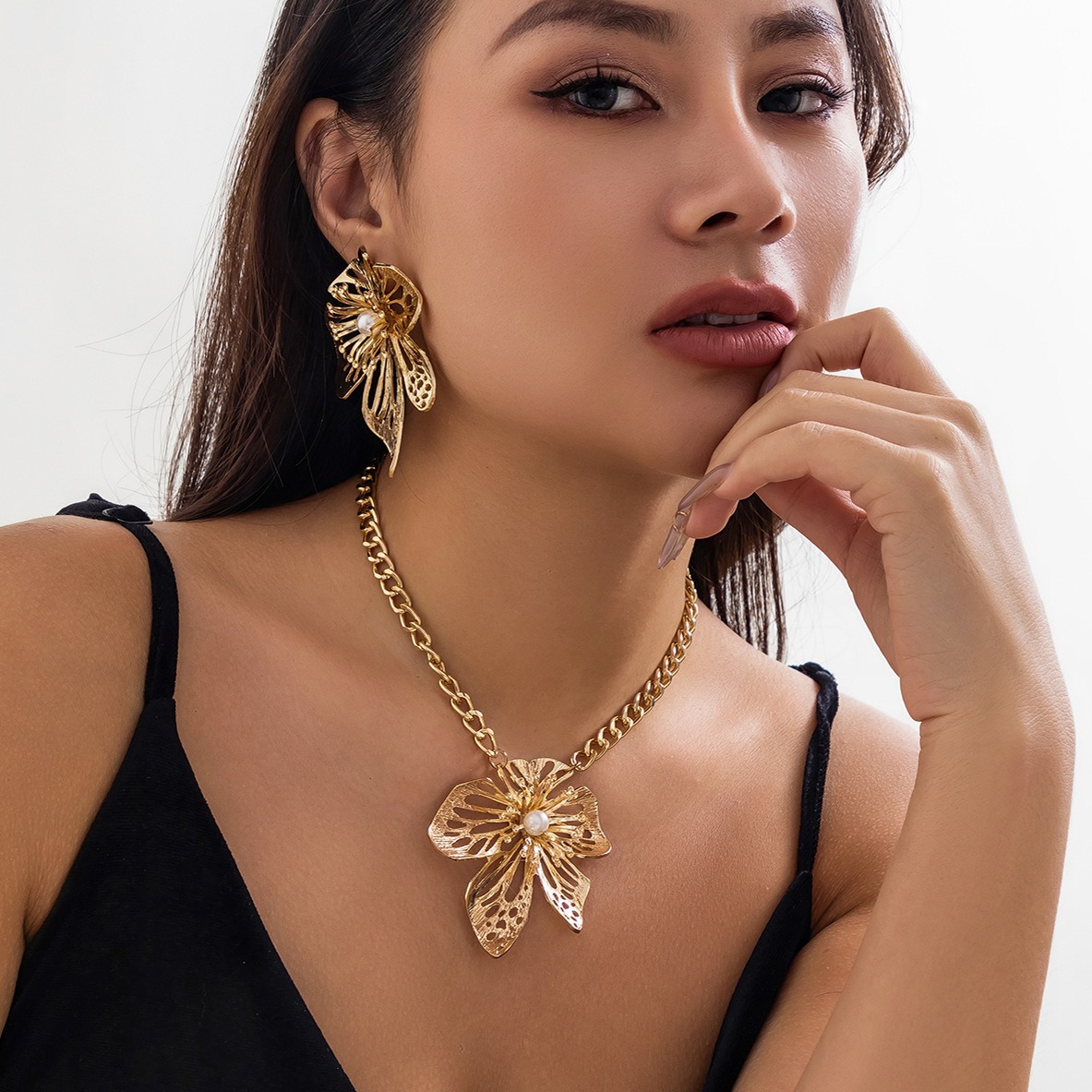European and American Cross-border Jewelry Exaggerated Antique Style Large Flower Necklace for Women Niche Metal Chain Texture Hollow Flower Necklace