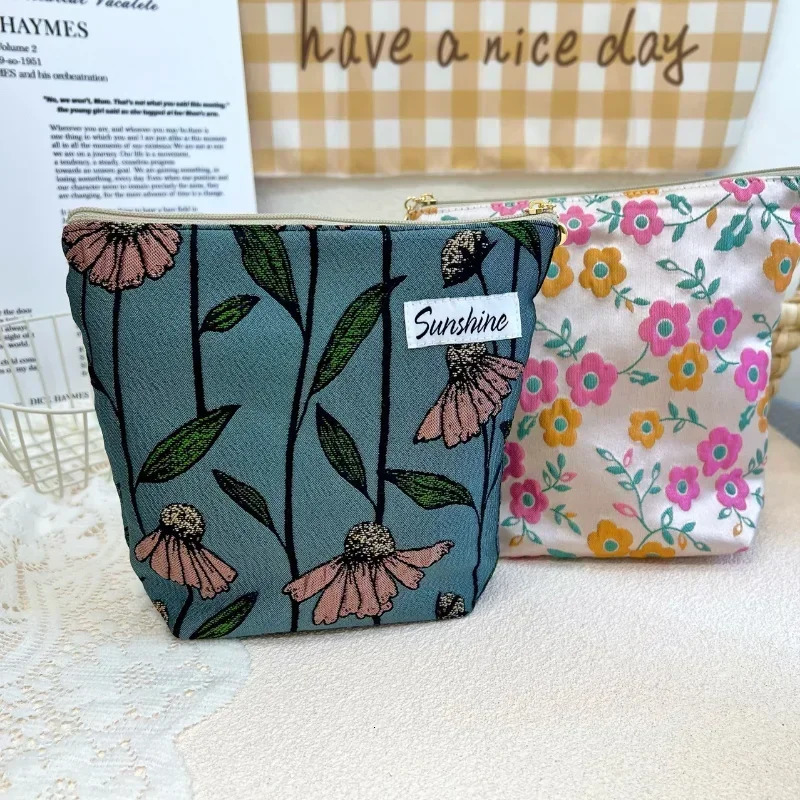 Ladies clutch makeup bag lipstick sanitary pad bag card holder floral embroidery makeup bag travel makeup bag 241031