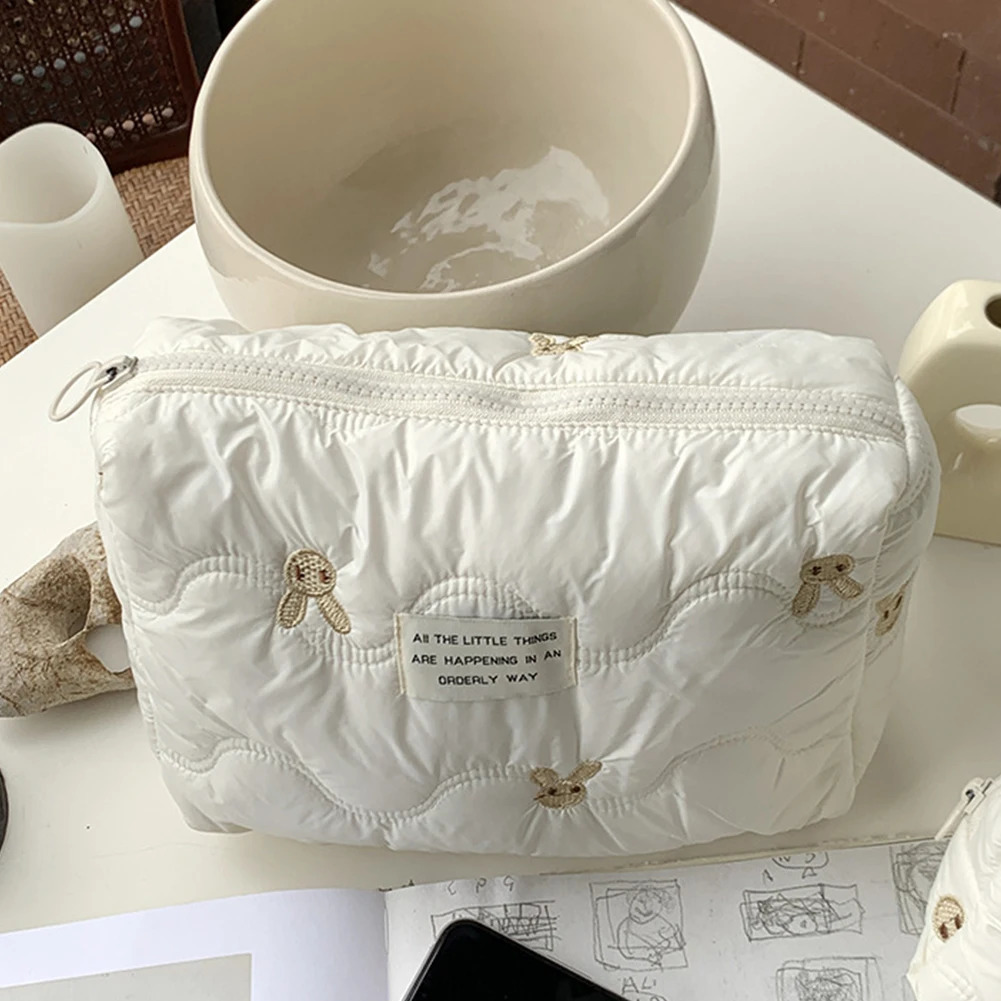 Womens makeup organizer bag embroidered rabbit cartoon makeup clutch with zipper used for toilet accessories 241031