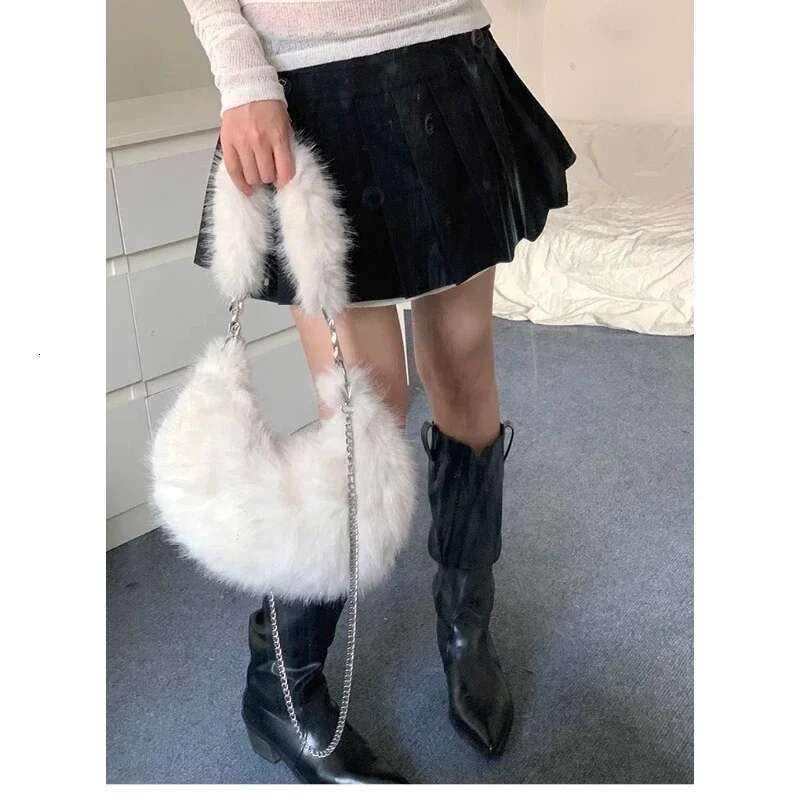 Niche Autumn And Winter New Super Soft Plush Shoulder Armpit Versatile Chain Portable Crossbody Furry Bag For Women 2023