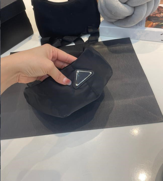 2024 Men Nylon Beret Newsboy Caps Designer Black Autumn Warm Berets Hats Spring Winter Female Women Flat Cap Berets Soft Casual Painter Hats