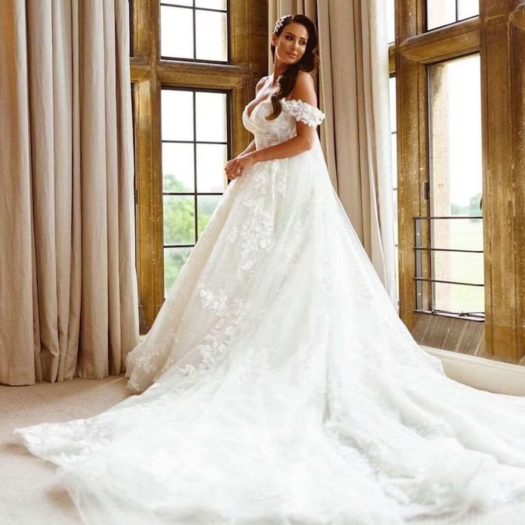 Ball Gown Wedding Dresses Off the Shoulder Full Lace Bodice Backless Bride Gowns Cathedral Train 2024