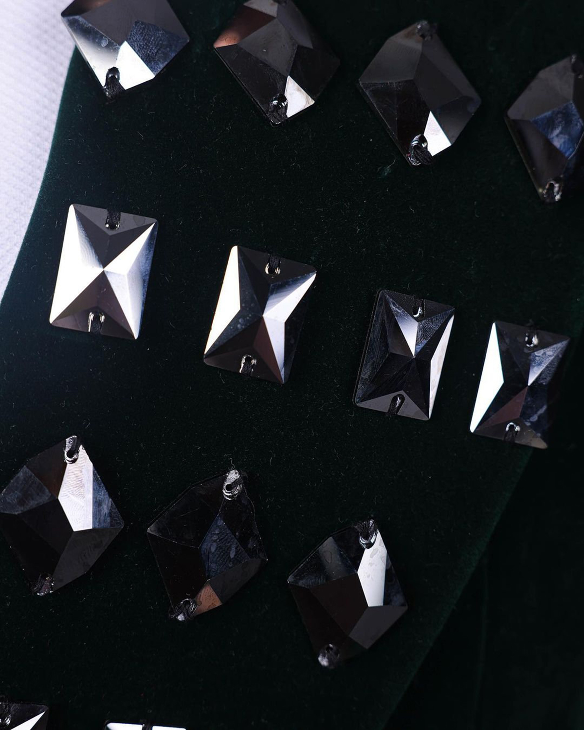 Luxury Crystal Beading Men Tuxedos Slim Fit Gorgeous Tailored Peaked Lapel Tuxedos Jacket 2 Pieces Male Costume Coat