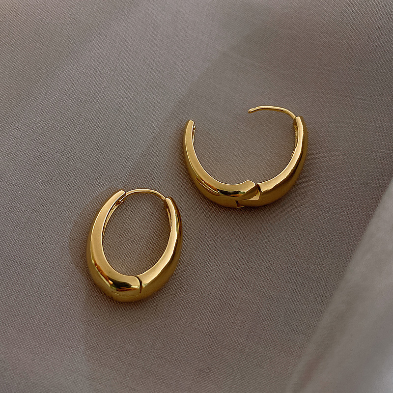 Women's Classic Copper Alloy U-Shaped Earrings with Smooth Finish - Oval Design, Vintage Gold Tone