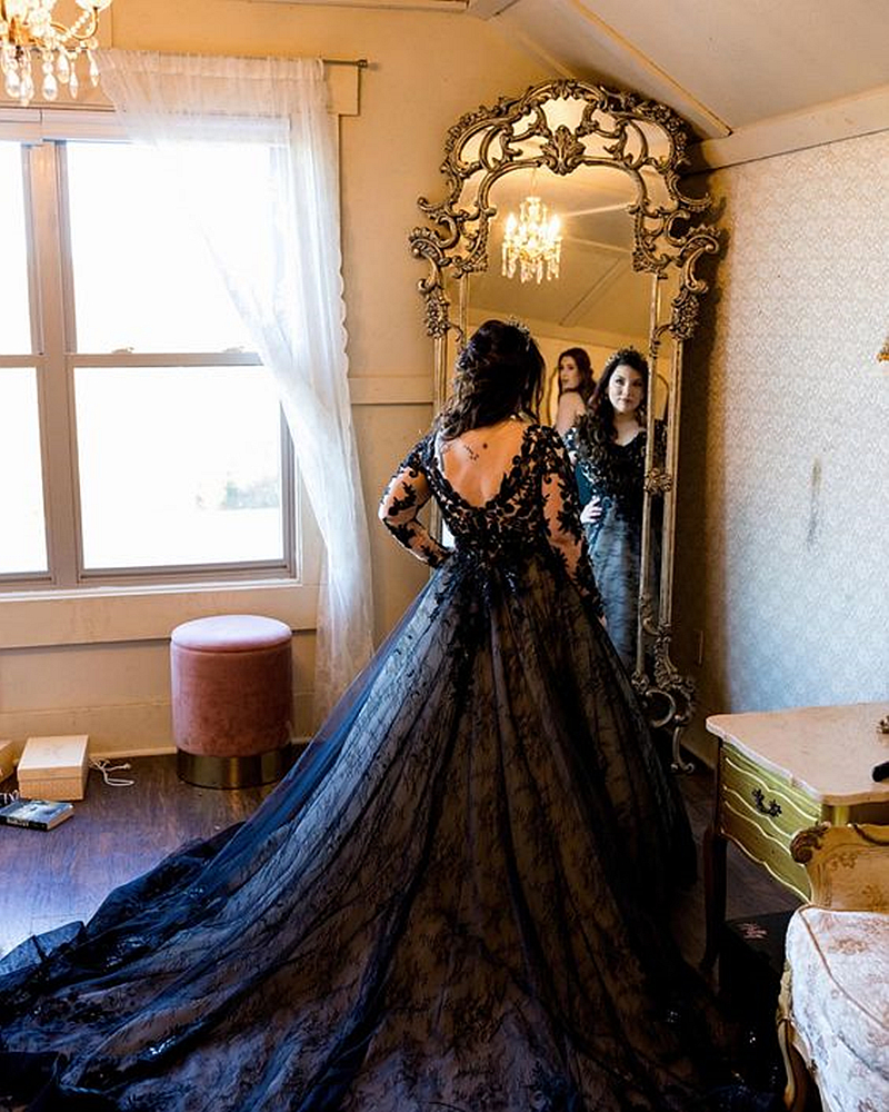 2023 Long Sleeves Black A Line Lace Wedding Dresses Deep V-neck Backless Gothic Bridal Gowns Illusion Beaded Appliqued Country Vestido De Novia Robe