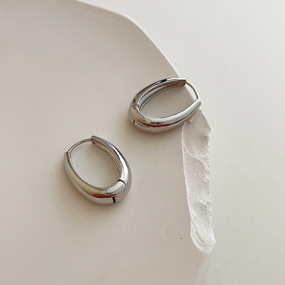 Women's Classic Copper Alloy U-Shaped Earrings with Smooth Finish - Oval Design, Vintage Gold Tone