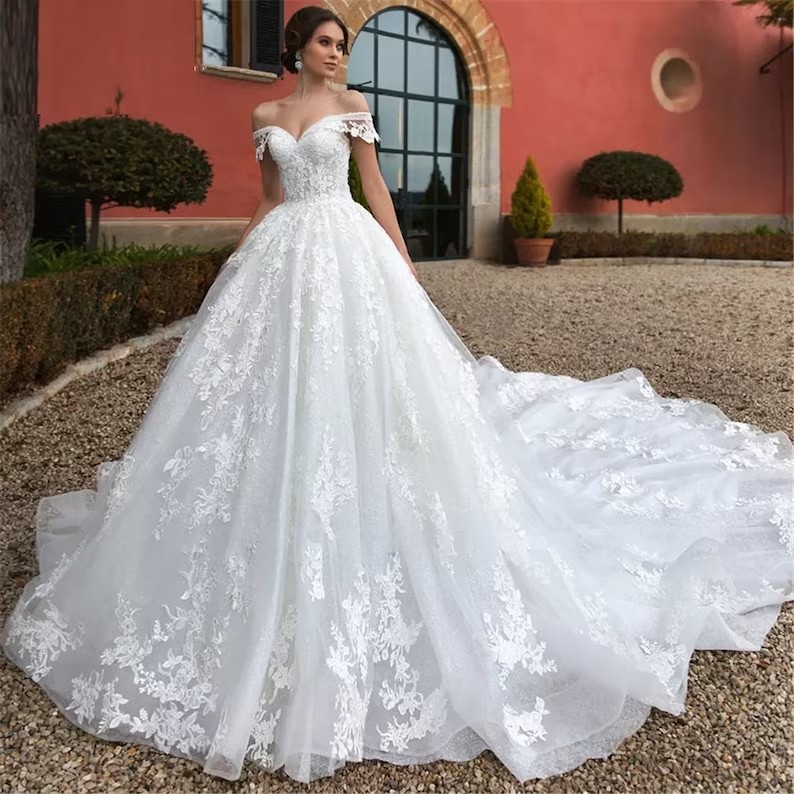Custom Made Short Sleeves Lace-Up Ball Gown Wedding Dresses with Appliques Off Shoulder Sweep Train Plus Size Tulle Wedding Bridal Gowns