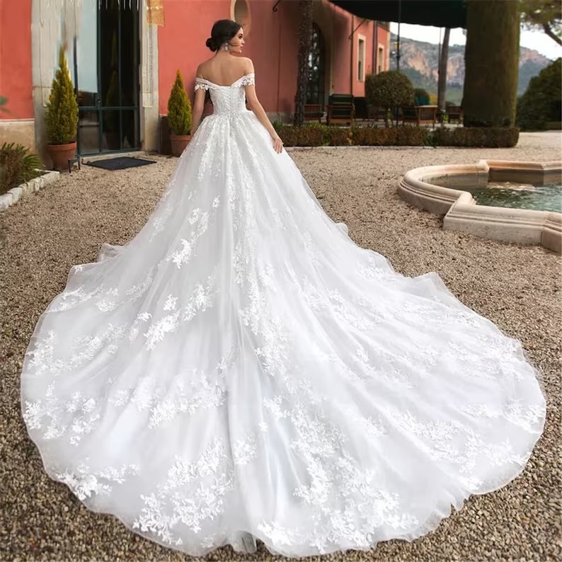 Custom Made Short Sleeves Lace-Up Ball Gown Wedding Dresses with Appliques Off Shoulder Sweep Train Plus Size Tulle Wedding Bridal Gowns