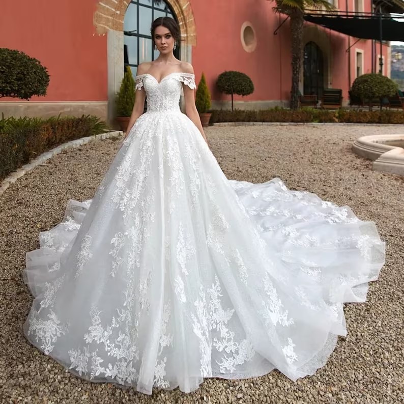 Custom Made Short Sleeves Lace-Up Ball Gown Wedding Dresses with Appliques Off Shoulder Sweep Train Plus Size Tulle Wedding Bridal Gowns