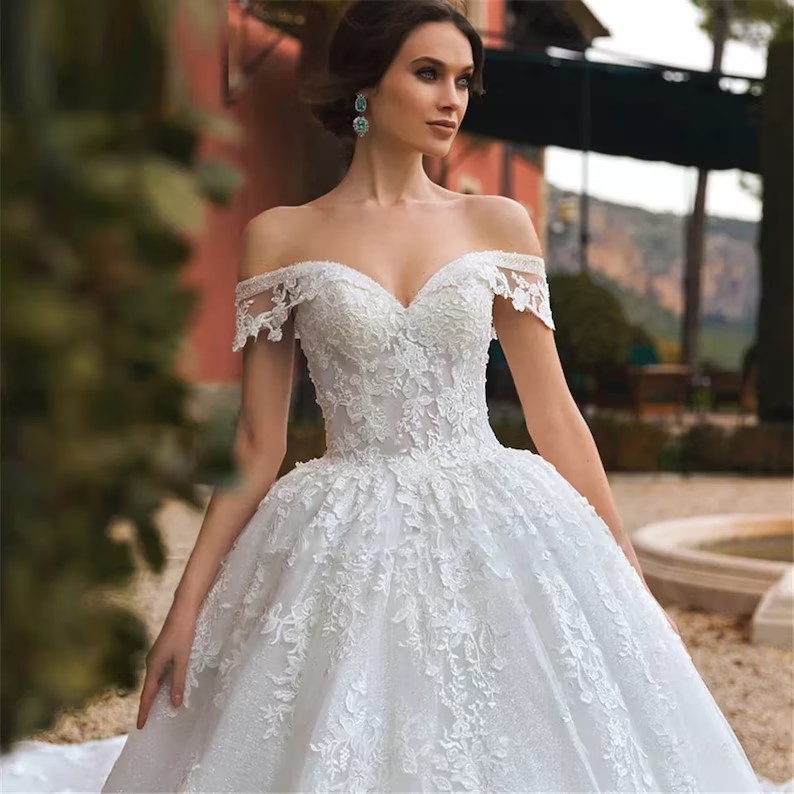 Custom Made Short Sleeves Lace-Up Ball Gown Wedding Dresses with Appliques Off Shoulder Sweep Train Plus Size Tulle Wedding Bridal Gowns