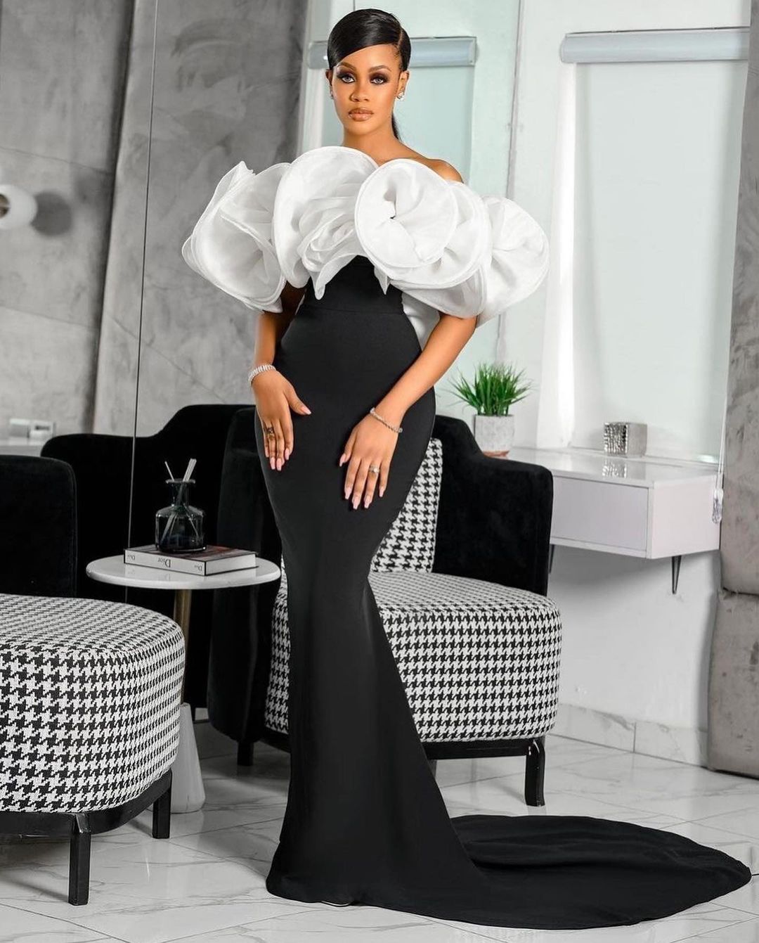 Arabic Dubai Chic Mermaid Evening Dresses Cascading Ruffles Strapless Neck Long Mermaid Celebrity Party Gowns 2024 Black And White Red Carpet Fashion 