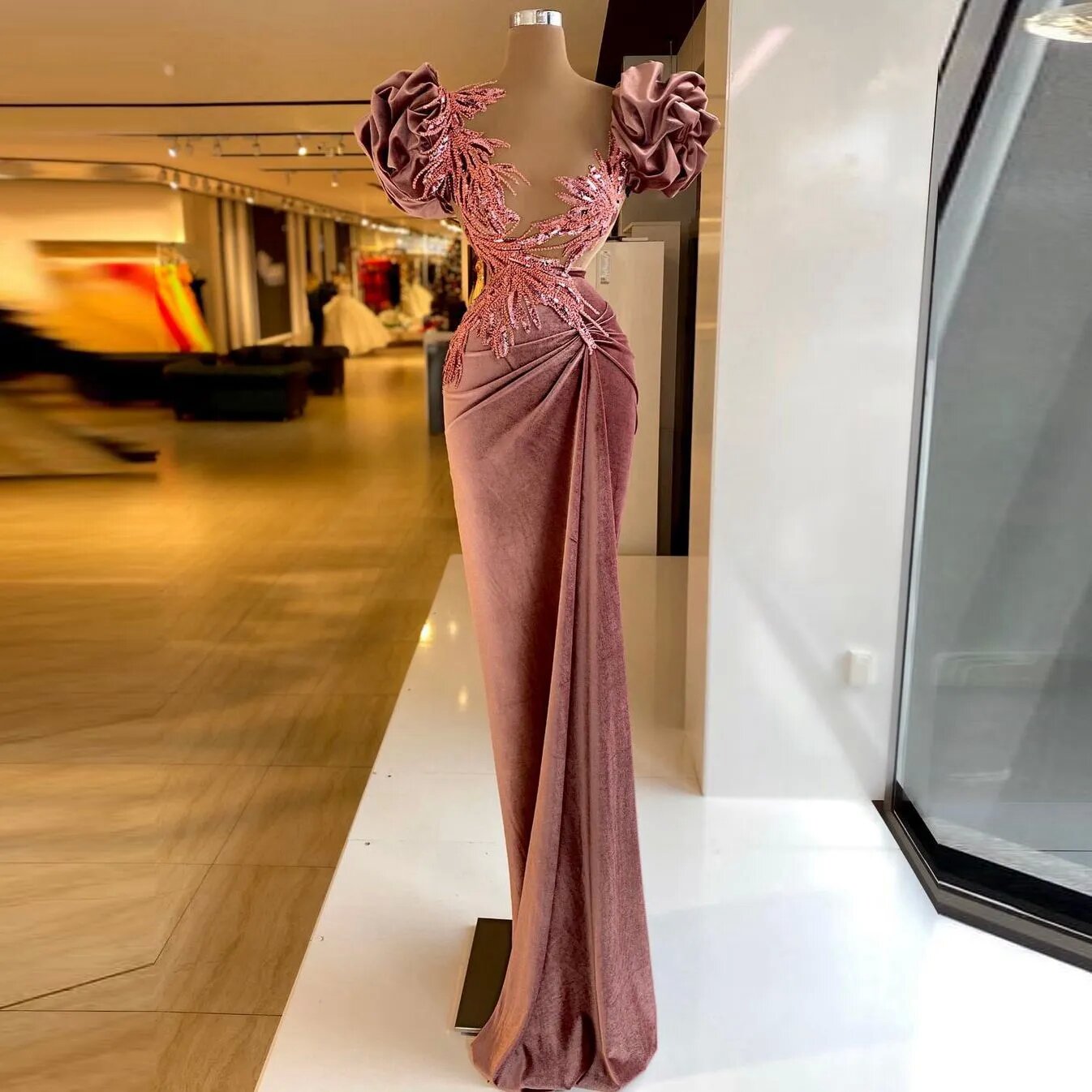Elegant Rose Pink Velvet Evening Dresses Sequined Pleats Sheer Neck Prom Gowns Short Puffy Sleeves Sexy Celebrity Party Dress Custom Made