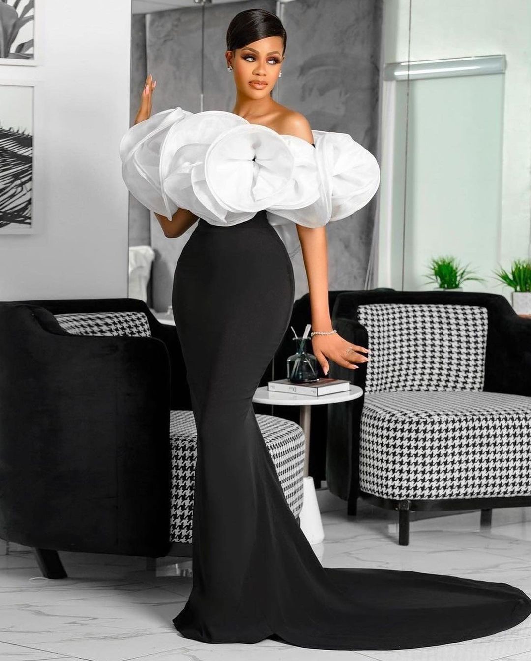 Arabic Dubai Chic Mermaid Evening Dresses Cascading Ruffles Strapless Neck Long Mermaid Celebrity Party Gowns 2024 Black And White Red Carpet Fashion 
