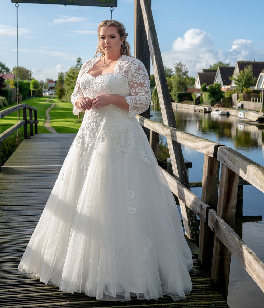 Plus Size A Line Wedding Dresses with Jacket Sweetheart Lace Appliques Bridal Gown Lace Up Back Robe De Mariage