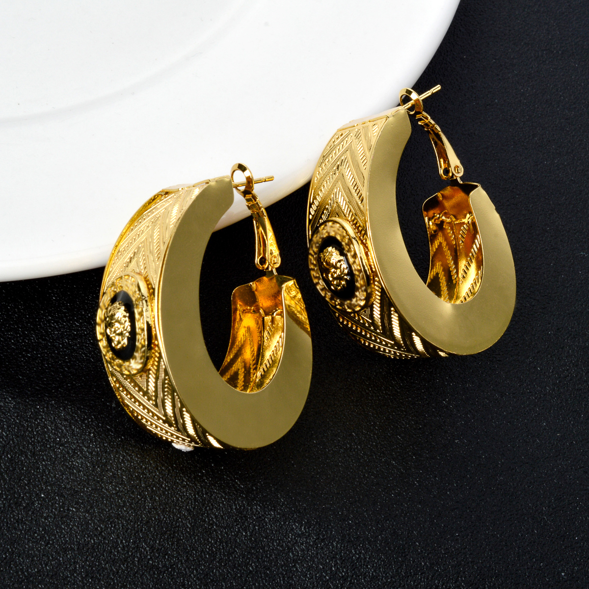 Stud Anting-anting berongga warna emas 18K Afrika Nigeria anting-anting Enamel hitam perhiasan pernikahan wanita geometri emas besar mewah Dubai Itali