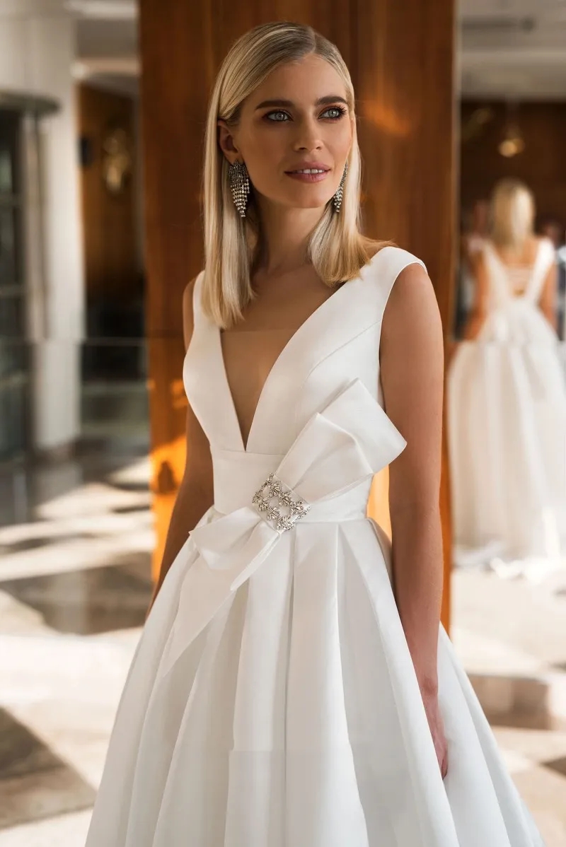 A Line Beach Wedding Dresses V Neck Sleeveless Bow Beads Satin Wedding Dresses Sweep Train Boho Bridal Gowns