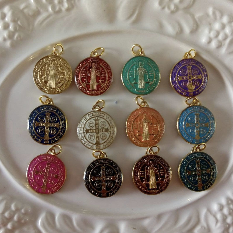 Charms 50 pcs Religious Set of multicolor Saint Benedict Medals Catholic Gold Plated SB Medal Coin San Benito Favors Gifts 230907