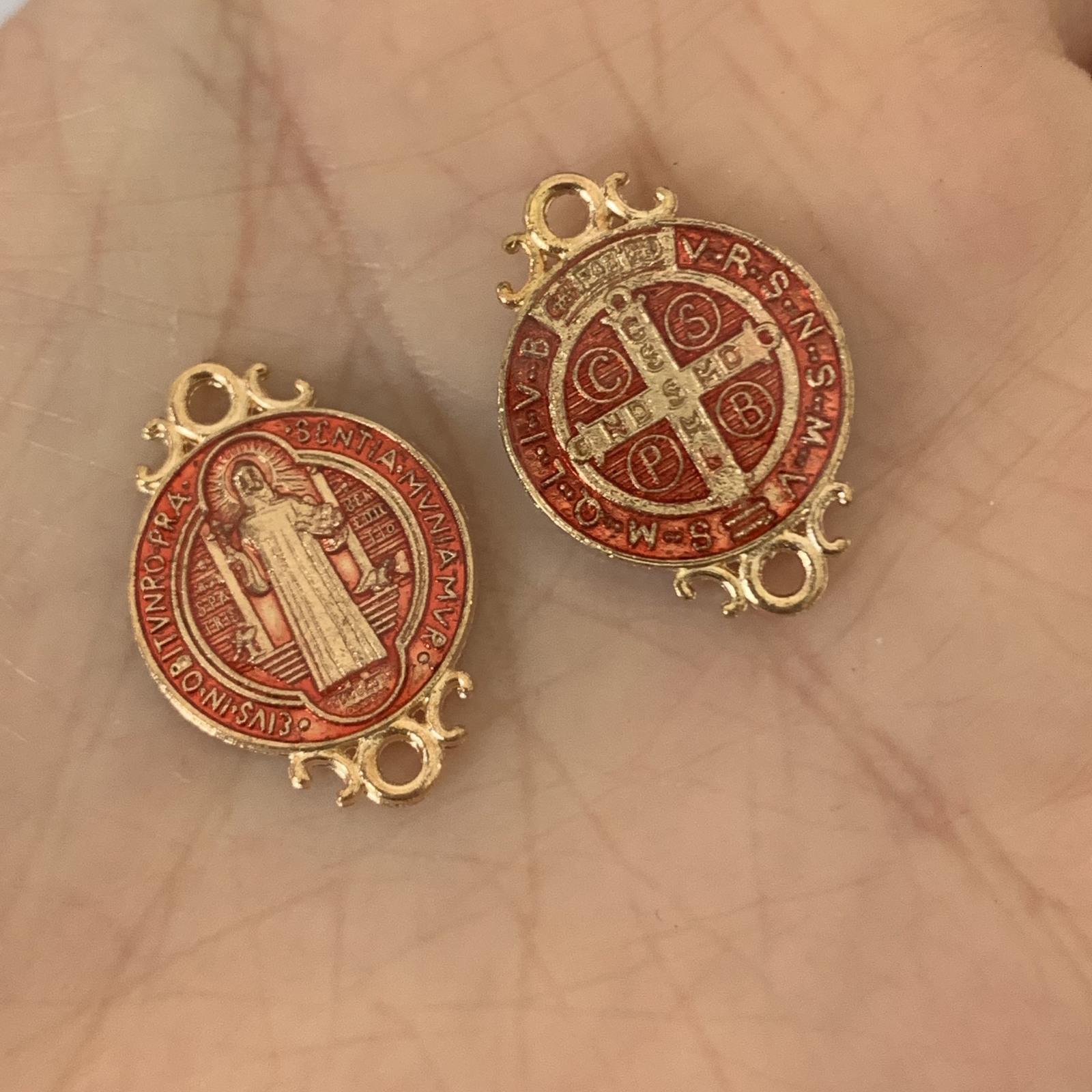 Charms 50PcsSaint Benedict Medal Double Sided Catholic Medals Favor Gifts Religious Charm Connector Bead Set of Multicolor Lace Pendant 230907