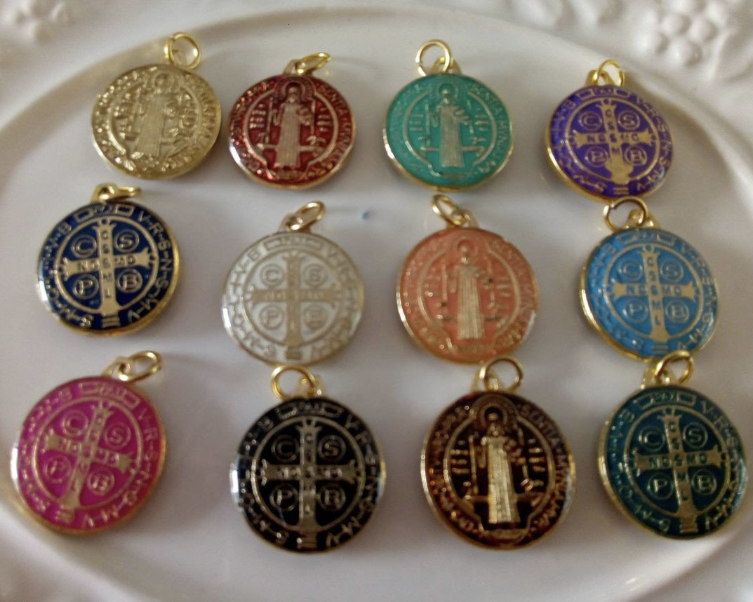 Charms 50 pcs Religious Set of multicolor Saint Benedict Medals Catholic Gold Plated SB Medal Coin San Benito Favors Gifts 230907