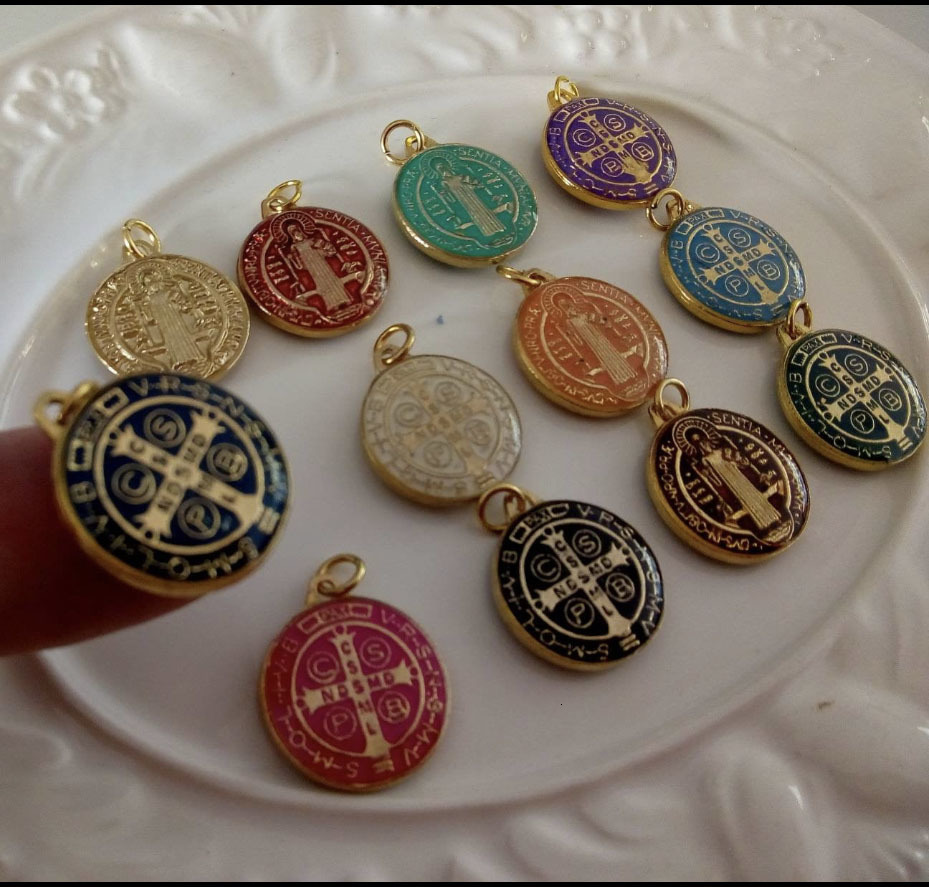 Charms 50 pcs Religious Set of multicolor Saint Benedict Medals Catholic Gold Plated SB Medal Coin San Benito Favors Gifts 230907