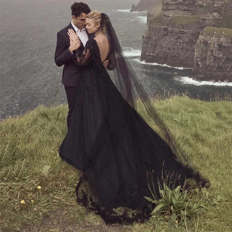 Vintage Black Gothic Wedding Dress With Veils Long Sleeves A Line Bridal Gowns Lace Appliques V-Neck Backless Sequins Tulle Country Bride Wear