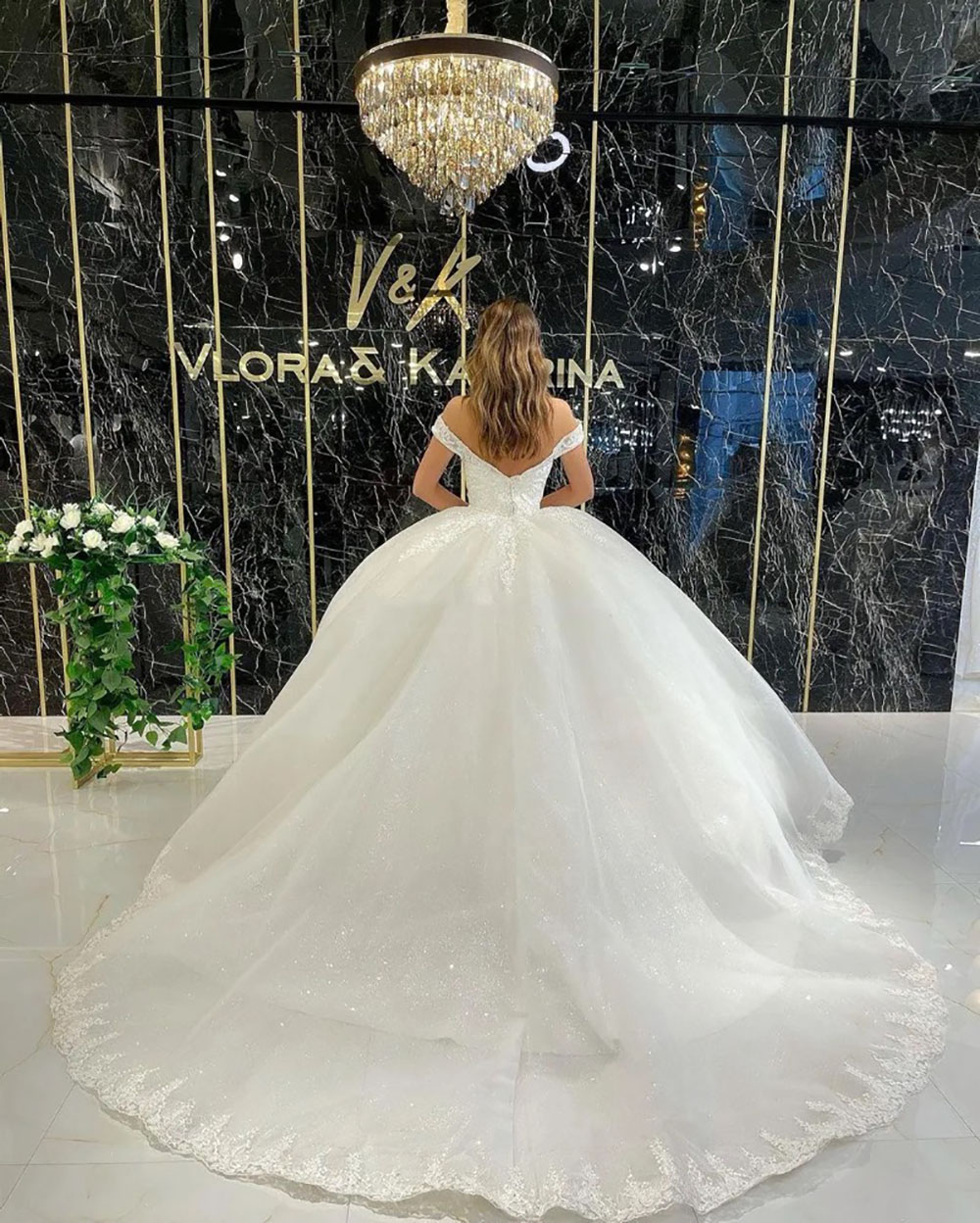 White Ball Gown Wedding Dresses Ivory Bridal Gowns Formal Applique Zipper Lace Up Plus Size New Custom Tulle Lace Sweetheart Sleeveless Sequined