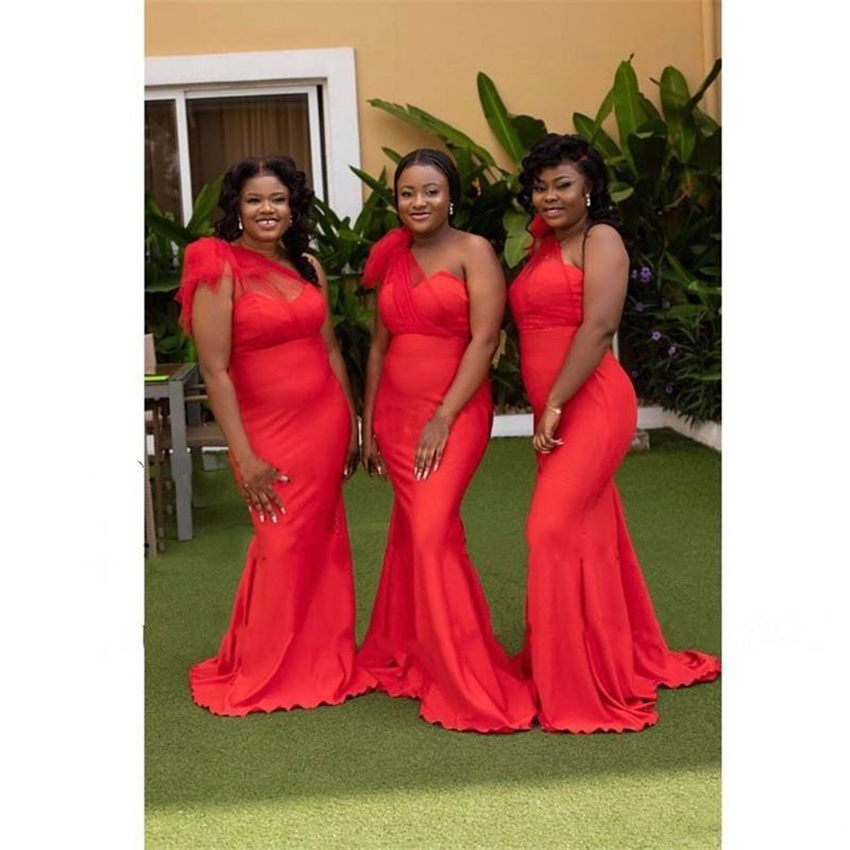 2023 Red One Shoulder Mermaid Bridesmaid Dresses Draped Sweep Train Garden Country African Wedding Guest Gowns Maid of Honor Dress Plus Size