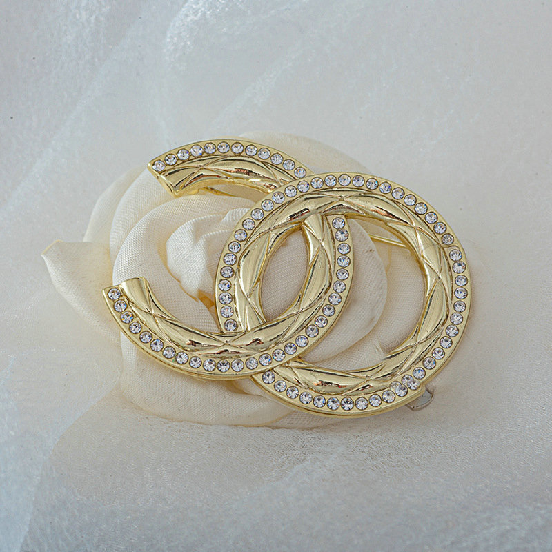 Crystal Pins Designer Pearl Brooch Lapel Letter Rhinestone Brooches for Women Cardigan Shirt Badge Jewelry Gifts es