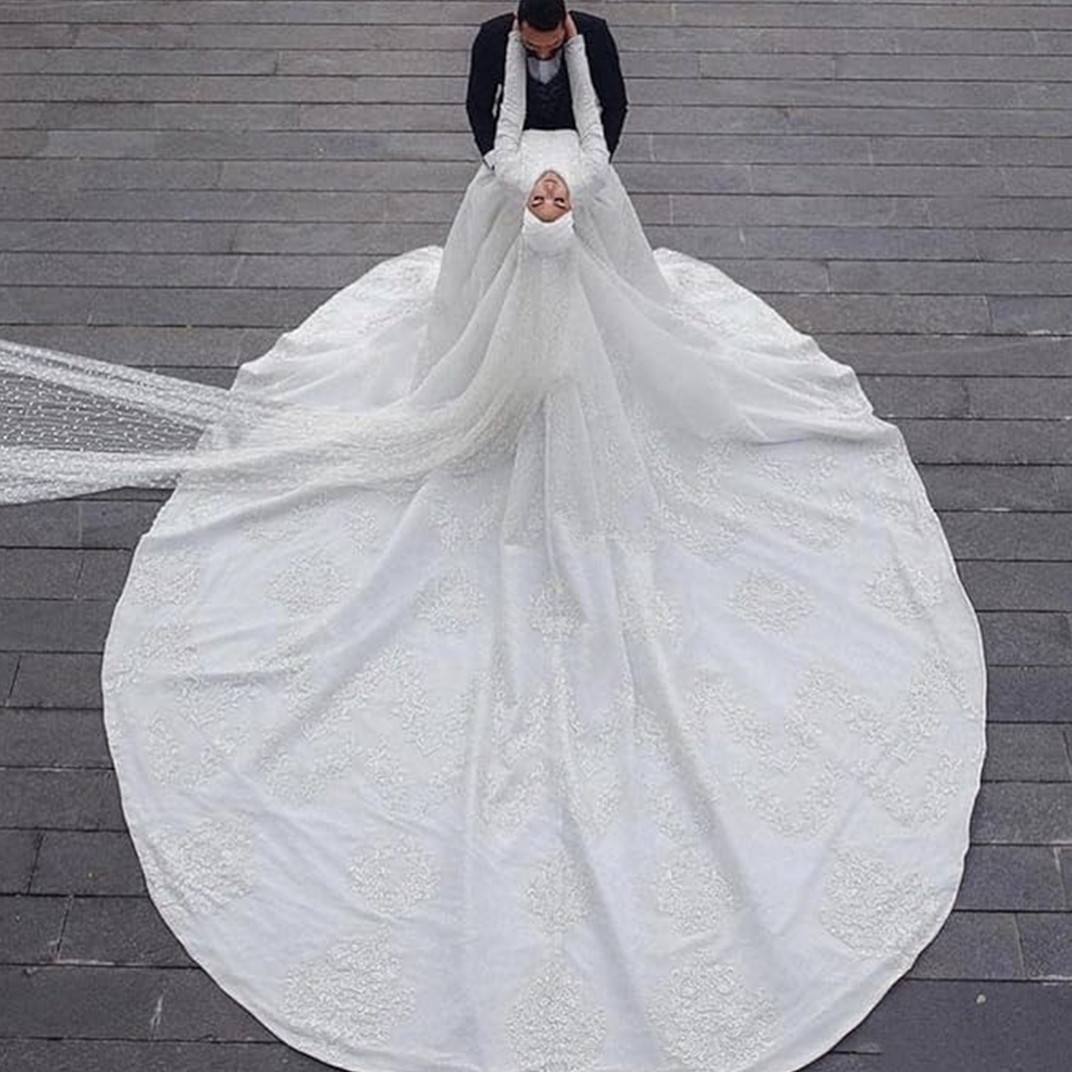 Lace Tulle Spaghetti Straps V-Neck Bridal Gowns Floor-Length A-Line Wedding Dress Chapel Train Custom Made 01